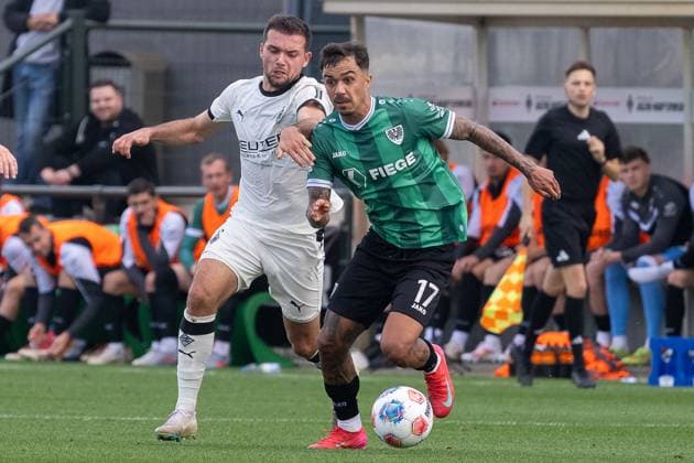 10.10.2025, Fussball: Freundschaftsspiel, Borussia Moenchengladbach - SC Preussen Muenster, Saison 2025 2026, Fohlenplatz am Borussia Park in Moenchengladbach. Zweikampf zwischen Kevin Stoeger (Borussia Moenchengladbach, 07) und Oliver Batista Meier (SC Preussen Muenster, 17). Foto: Kirchner-Media Thomas Haesler Copyright: xKirchner-Media ThomasxHaeslerx