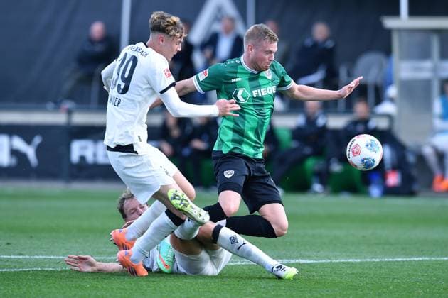Fußball Testspiel Borussia Mönchengladbach - SC Preußen Münster am 10.10.2025 auf dem FohlenPlatz in Mönchengladbach Marvin Friedrich ( Mönchengladbach ), hinten - Niklas Swider ( Mönchengladbach ), links - Lars Lokotsch ( Münster ), rechts
