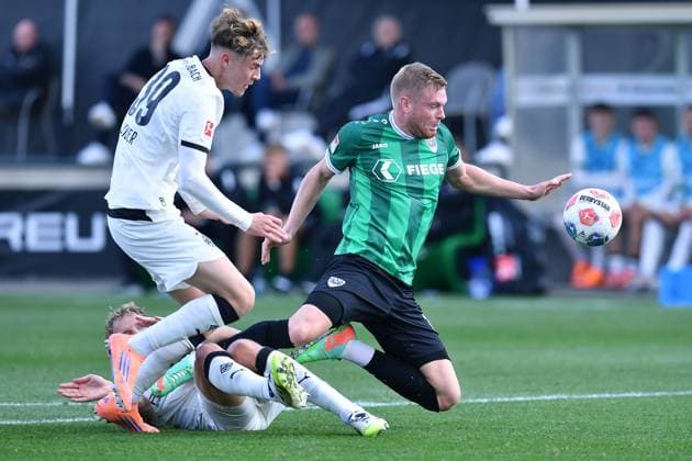 Fußball Testspiel Borussia Mönchengladbach - SC Preußen Münster am 10.10.2025 auf dem FohlenPlatz in Mönchengladbach Marvin Friedrich ( Mönchengladbach ), hinten - Niklas Swider ( Mönchengladbach ), links - Lars Lokotsch ( Münster ), rechts