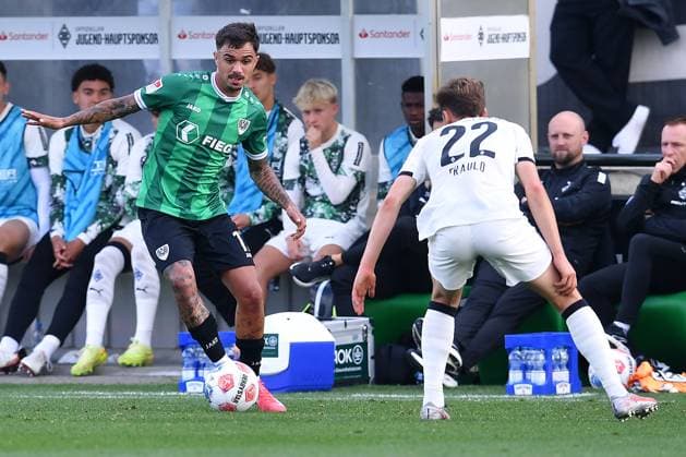 Fußball Testspiel Borussia Mönchengladbach - SC Preußen Münster am 10.10.2025 auf dem FohlenPlatz in Mönchengladbach Oliver Batista Meier ( Münster ), links - Oscar Fraulo ( Mönchengladbach ), rechts