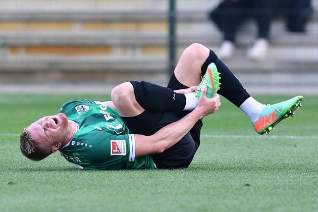 Fußball Testspiel Borussia Mönchengladbach - SC Preußen Münster am 10.10.2025 auf dem FohlenPlatz in Mönchengladbach Lars Lokotsch ( Münster ) verletzt am Boden