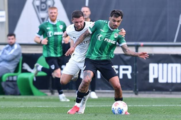 Fußball Testspiel Borussia Mönchengladbach - SC Preußen Münster am 10.10.2025 auf dem FohlenPlatz in Mönchengladbach Oliver Batista Meier ( Münster ), vorne - Kevin Stöger ( Mönchengladbach ), hinten