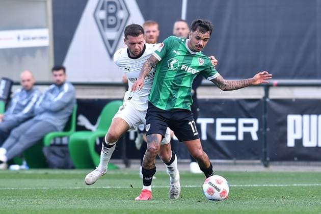 Fußball Testspiel Borussia Mönchengladbach - SC Preußen Münster am 10.10.2025 auf dem FohlenPlatz in Mönchengladbach Oliver Batista Meier ( Münster ), vorne - Kevin Stöger ( Mönchengladbach ), hinten