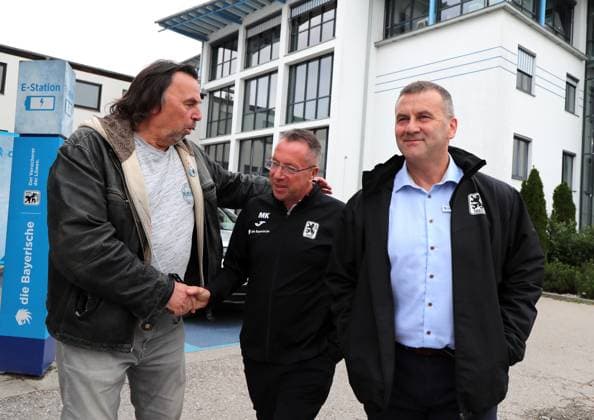 Fussball, Herren, 3.Liga, Saison 2025 2026, TSV 1860 München, Pressekonferenz, Vorstellung Markus Kauczinski, Trainer Hier im Bild Roman Wöll (Allesfahrer) mit Markus Kauczinski, Trainer (TSV 1860 München) und Manfred Paula, Interims-Geschäftsführer (TSV 1860 München) (v.l.n.r.) der ihn begrüsste
