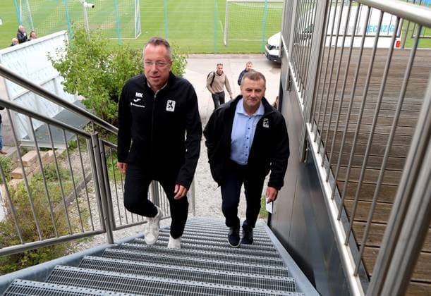 Fussball, Herren, 3.Liga, Saison 2025 2026, TSV 1860 München, Pressekonferenz, Vorstellung Markus Kauczinski, Trainer Hier im Bild Markus Kauczinski, Trainer (TSV 1860 München) und Manfred Paula, Interims-Geschäftsführer (TSV 1860 München) (re.) beim Weg auf der Treppe zur PK