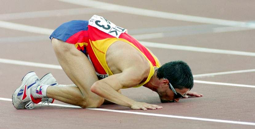 950812 Friidrott, VM 1995 Göteborg World Athletics Championships 1995, Gothenburg, Sweden. Mens marathon: Gold medalist Martin Fiz of Spain celebrates at the finish. Photo: BILDBYRAN M022_03 M022_03 scanx friidrott vm vm95 vm1995 vm 1995 vm 95 friidrotts-vm göteborg nya ullevi stadium 1995 world athletics championships 1995 track and field gothenburg sweden bbeng dia maraton herr *** 950812 Athletics, World Championships 1995 Gothenburg World Athletics Championships 1995, Gothenburg, Sweden Mens marathon Gold medalist Martin Fiz of Spain celebrates at the finish Photo BILDBYRAN M022 03 M022 03 scanx athletics wm wm95 vm1995 wm 1995 vm 95 athletics wm göteborg nya ullevi stadium 1995 world athletics championships 1995 track and field gothenburg sweden bbeng dia marathon herr  Copyright: BILDBYRAN BB950812BB126