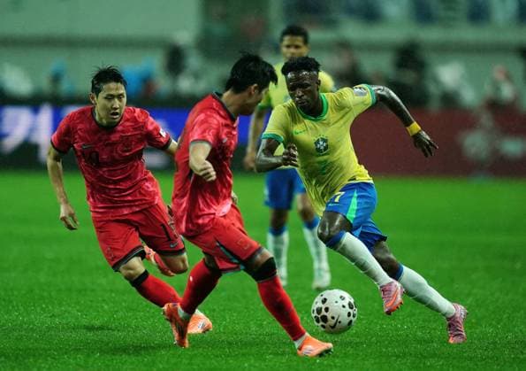 Friendly football match ( South Korea vs Brazil - 20251010 ) SEOUL, SOUTH KOREA, OCT 10: Vinicius Jr. of Brazil National Football Team during the friendly football match match between South Korea National Football Team and Brazil National Football Team at the Seoul World Cup Stadium in Seoul, South Korea on October 10, 2025. (Editorial Use Only) Seoul the Seoul World Cup Stadium South Korea 8230_285277 Copyright: xSeokyongxLee PentaxPressx