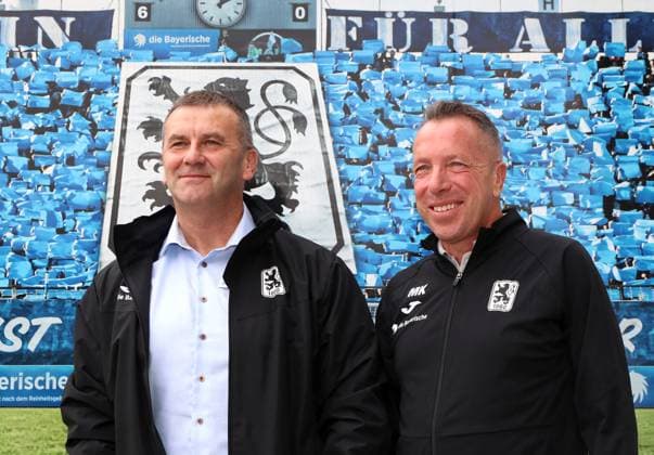 Fussball, Herren, 3.Liga, Saison 2025 2026, TSV 1860 München, Pressekonferenz, Vorstellung Markus Kauczinski, Trainer Hier im Bild Manfred Paula, Interims-Geschäftsführer (TSV 1860 München) (li.) mit Markus Kauczinski, Trainer (TSV 1860 München) bei seiner Vorstellung auf einer Presskonferenz