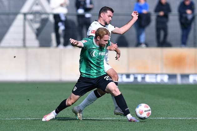 Fußball Testspiel Borussia Mönchengladbach - SC Preußen Münster am 10.10.2025 auf dem FohlenPlatz in Mönchengladbach Luca Bolay ( Münster ), vorne - Kevin Stöger ( Mönchengladbach ), hinten