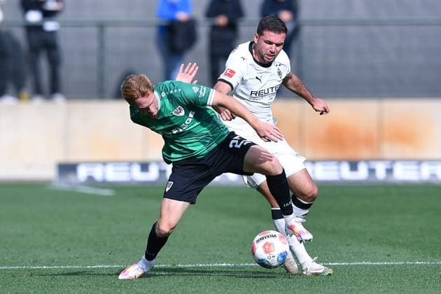 Fußball Testspiel Borussia Mönchengladbach - SC Preußen Münster am 10.10.2025 auf dem FohlenPlatz in Mönchengladbach Luca Bolay ( Münster ), vorne - Kevin Stöger ( Mönchengladbach ), hinten