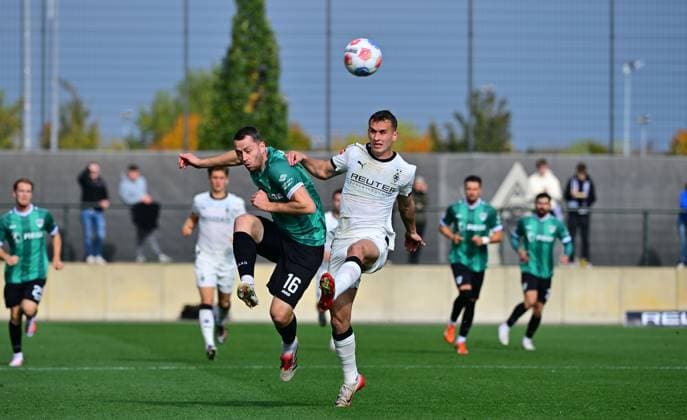 10.10.2025; Moenchengladbach; Fussball, Herren, Saison 2025 2026, Testspiel, Borussia Moenchengladbach vs. Preussen Muenster Zweikampf zwischen v. li. Torge Paetow (Muenster), Jan Urbich (Gladbach) DFL regulations prohibit any use of photographs as image sequences and or quasi-video. Borussia-Park NRW Deutschland