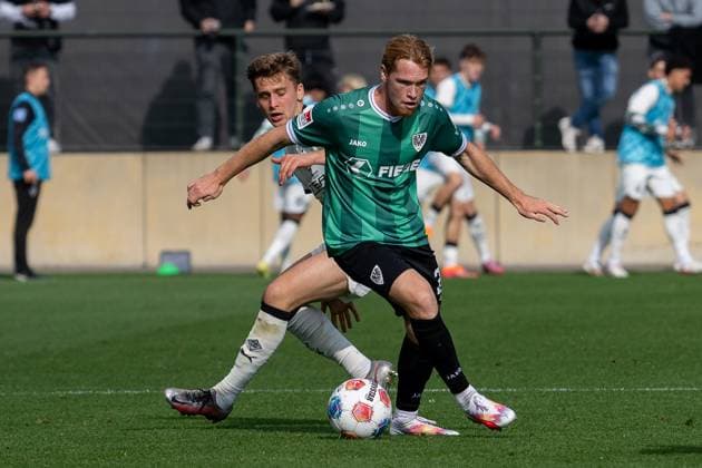 10.10.2025, Fussball: Freundschaftsspiel, Borussia Moenchengladbach - SC Preussen Muenster, Saison 2025 2026, Fohlenplatz am Borussia Park in Moenchengladbach. Zweikampf zwischen Oscar Fraulo (Borussia Moenchengladbach, 22) und Luca Bolay (SC Preussen Muenster, 25). Foto: Kirchner-Media Thomas Haesler Copyright: xKirchner-Media ThomasxHaeslerx