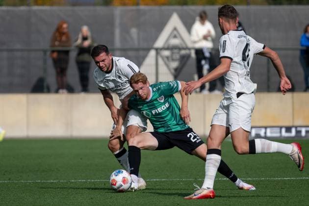 10.10.2025, Fussball: Freundschaftsspiel, Borussia Moenchengladbach - SC Preussen Muenster, Saison 2025 2026, Fohlenplatz am Borussia Park in Moenchengladbach. Zweikampf zwischen Kevin Stoeger (Borussia Moenchengladbach, 07) und Luca Bolay (SC Preussen Muenster, 25). Dabei Jan Urbich (Borussia Monechengladbach, 40). Foto: Kirchner-Media Thomas Haesler Copyright: xKirchner-Media ThomasxHaeslerx