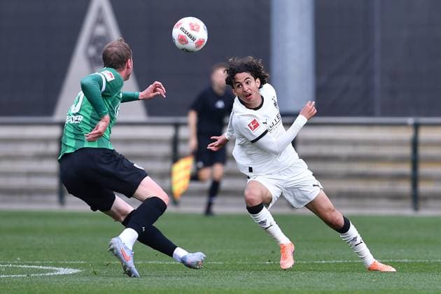 Fußball Testspiel Borussia Mönchengladbach - SC Preußen Münster am 10.10.2025 auf dem FohlenPlatz in Mönchengladbach Simon Scherder ( Münster ), links - Wael Mohya ( Mönchengladbach ), rechts