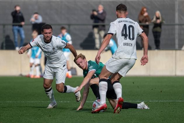 10.10.2025, Fussball: Freundschaftsspiel, Borussia Moenchengladbach - SC Preussen Muenster, Saison 2025 2026, Fohlenplatz am Borussia Park in Moenchengladbach. Zweikampf zwischen Kevin Stoeger (Borussia Moenchengladbach, 07) und Luca Bolay (SC Preussen Muenster, 25). Dabei Jan Urbich (Borussia Monechengladbach, 40). Foto: Kirchner-Media Thomas Haesler Copyright: xKirchner-Media ThomasxHaeslerx