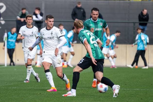 10.10.2025, Fussball: Freundschaftsspiel, Borussia Moenchengladbach - SC Preussen Muenster, Saison 2025 2026, Fohlenplatz am Borussia Park in Moenchengladbach. Zweikampf zwischen Yannik Engelhardt (Borussia Moenchengladbach, 06), Luca Bolay (SC Preussen Muenster, 25) und Yassine Bouchama (SC Preussen Muenster, 05). Foto: Kirchner-Media Thomas Haesler Copyright: xKirchner-Media ThomasxHaeslerx