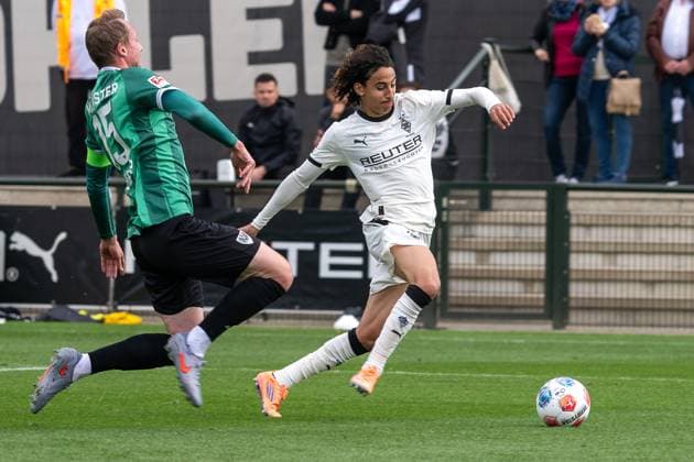 10.10.2025, Fussball: Freundschaftsspiel, Borussia Moenchengladbach - SC Preussen Muenster, Saison 2025 2026, Fohlenplatz am Borussia Park in Moenchengladbach. Zweikampf zwischen Simon Scherder (SC Preussen Muenster, 15) und Wael Mohya (Borussia Moenchengladbach, 36). Foto: Kirchner-Media Thomas Haesler Copyright: xKirchner-Media ThomasxHaeslerx