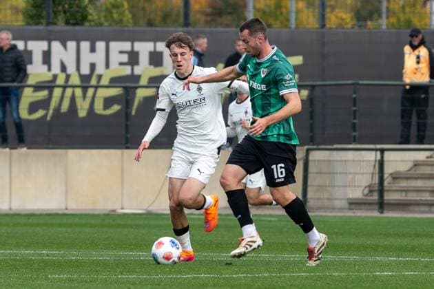 10.10.2025, Fussball: Freundschaftsspiel, Borussia Moenchengladbach - SC Preussen Muenster, Saison 2025 2026, Fohlenplatz am Borussia Park in Moenchengladbach. Zweikampf zwischen Yannick Michaelis (Borussia Moenchengladbach, 41) und Torge Paetow (SC Preussen Muenster, 16). Foto: Kirchner-Media Thomas Haesler Copyright: xKirchner-Media ThomasxHaeslerx