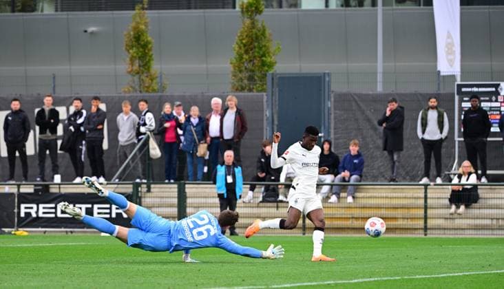 10.10.2025; Moenchengladbach; Fussball, Herren, Saison 2025 2026, Testspiel, Borussia Moenchengladbach vs. Preussen Muenster Tor zum 3-1; Iaia Manco Danfa (Gladbach, re.) schiebt zum 3-1 ein. Torwart Morten Behrens (Muenster, li.) ist machtlos DFL regulations prohibit any use of photographs as image sequences and or quasi-video. Borussia-Park NRW Deutschland