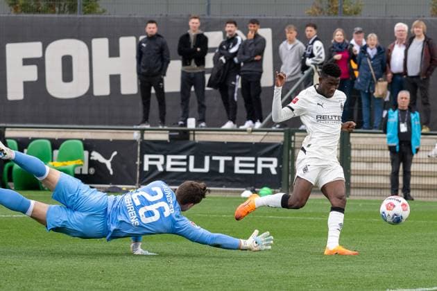 10.10.2025, Fussball: Freundschaftsspiel, Borussia Moenchengladbach - SC Preussen Muenster, Saison 2025 2026, Fohlenplatz am Borussia Park in Moenchengladbach. Iaia Manco Danfa (Borussia Moenchengladbach, 37) erzielt das Tor zum 3:1. Foto: Kirchner-Media Thomas Haesler Copyright: xKirchner-Media ThomasxHaeslerx