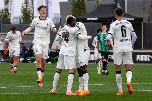 10.10.2025, Fussball: Freundschaftsspiel, Borussia Moenchengladbach - SC Preussen Muenster, Saison 2025 2026, Fohlenplatz am Borussia Park in Moenchengladbach. Die Borussen bejubeln das Tor zum 3:1. Iaia Manco Danfa (Borussia Moenchengladbach, 37) bedankt sich bei Fritz Fleck (Borussia Moenchengladbach, 24) fuer die Vorlage. Foto: Kirchner-Media Thomas Haesler Copyright: xKirchner-Media ThomasxHaeslerx
