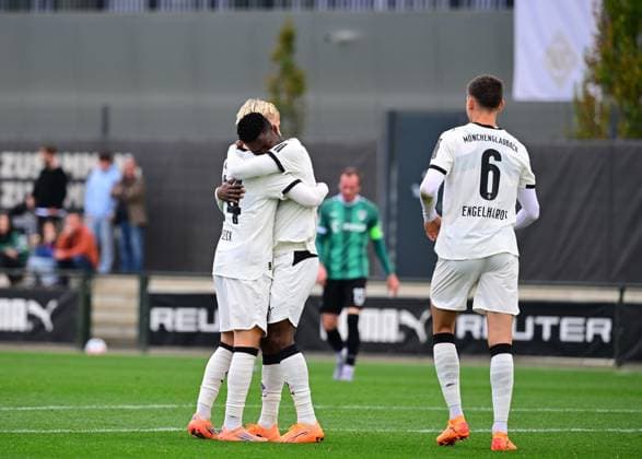 10.10.2025; Moenchengladbach; Fussball, Herren, Saison 2025 2026, Testspiel, Borussia Moenchengladbach vs. Preussen Muenster Torjubel Gladbach nach dem Tor zum 3-1 bei v. li. Vorbereiter Fritz Fleck (Gladbach), Torschuetze Iaia Manco Danfa (Gladbach). Rechts Yannik Engelhardt (Gladbach, 6) DFL regulations prohibit any use of photographs as image sequences and or quasi-video. Borussia-Park NRW Deutschland