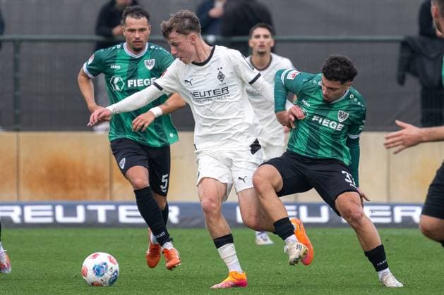10.10.2025, Fussball: Freundschaftsspiel, Borussia Moenchengladbach - SC Preussen Muenster, Saison 2025 2026, Fohlenplatz am Borussia Park in Moenchengladbach. Zweikampf zwischen Yannick Michaelis (Borussia Moenchengladbach, 41) und Leon Tasov (SC Preussen Muenster, 37). Foto: Kirchner-Media Thomas Haesler Copyright: xKirchner-Media ThomasxHaeslerx