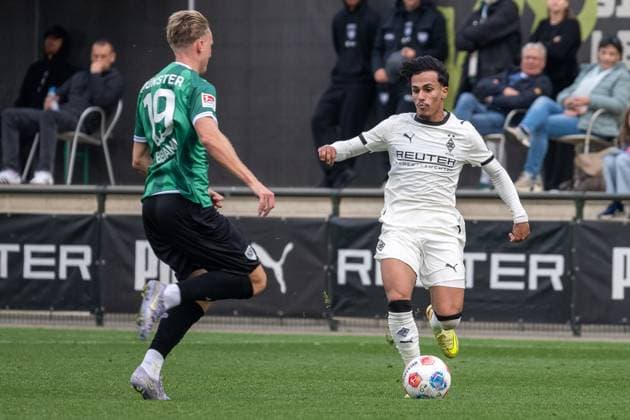 10.10.2025, Fussball: Freundschaftsspiel, Borussia Moenchengladbach - SC Preussen Muenster, Saison 2025 2026, Fohlenplatz am Borussia Park in Moenchengladbach. Zweikampf zwischen Marvin Benjamins (SC Preussen Muenster, 19) und Can Armando Guener (Borussia Moenchengladbach, 49). Foto: Kirchner-Media Thomas Haesler Copyright: xKirchner-Media ThomasxHaeslerx