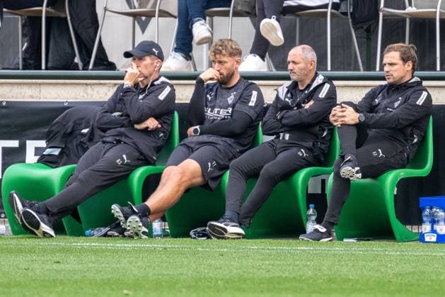 10.10.2025, Fussball: Freundschaftsspiel, Borussia Moenchengladbach - SC Preussen Muenster, Saison 2025 2026, Fohlenplatz am Borussia Park in Moenchengladbach. Das Funktionsteam mit Guido Streichsbier (Borussia Moenchengladbach, Co-Trainer), Tobias Troulsen (Borussia Moenchengladbach, Co-Trainer), Oliver Neuville (Borussia Moenchengladbach, Assistenztrainer) und Tony Jantschke (Borussia Moenchengladbach, Top-Talente-Trainer) schaut entspannt zu. Foto: Kirchner-Media Thomas Haesler Copyright: xKirchner-Media ThomasxHaeslerx