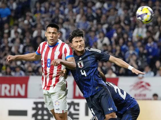Football: Friendly between Japan and Paraguay Paraguay s Diego Gomez (L) scores his team s second goal in the second half of an International Friendly, Länderspiel, Nationalmannschaft against Japan at Panasonic Stadium Suita in Suita, Osaka Prefecture, on Oct. 10, 2025.  A14AA0004929915P
