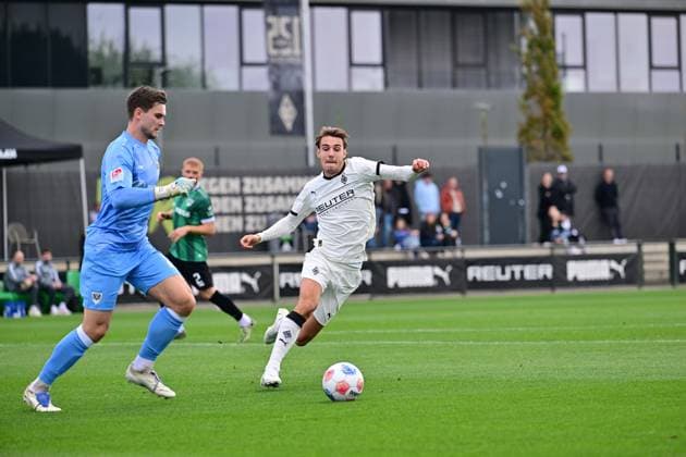 10.10.2025; Moenchengladbach; Fussball, Herren, Saison 2025 2026, Testspiel, Borussia Moenchengladbach vs. Preussen Muenster Torwart Morten Behrens (Muenster, li.) klaert vor Florian Neuhaus (Gladbach, re.) DFL regulations prohibit any use of photographs as image sequences and or quasi-video. Borussia-Park NRW Deutschland
