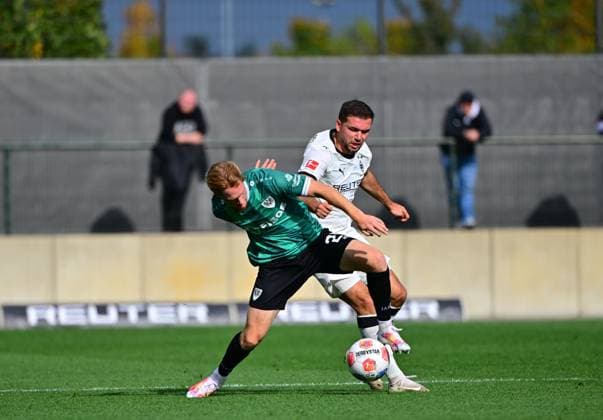 10.10.2025; Moenchengladbach; Fussball, Herren, Saison 2025 2026, Testspiel, Borussia Moenchengladbach vs. Preussen Muenster Zweikampf zwischen Luca Bolay (Muenster, vorne), Kevin Stoeger (Gladbach, hinten) DFL regulations prohibit any use of photographs as image sequences and or quasi-video. Borussia-Park NRW Deutschland
