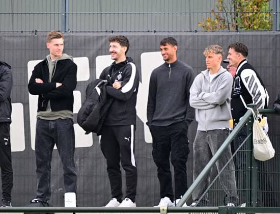 10.10.2025; Moenchengladbach; Fussball, Herren, Saison 2025 2026, Testspiel, Borussia Moenchengladbach vs. Preussen Muenster v. li. Torwart Moritz Nicolas (Gladbach), Yannik Langesberg (Teammanager Gladbach), Fabio Chiarodia (Gladbach), Robin Hack (Gladbach), Noah Pesch (verliehen von Gladbach nach Magdeburg) DFL regulations prohibit any use of photographs as image sequences and or quasi-video. Borussia-Park NRW Deutschland