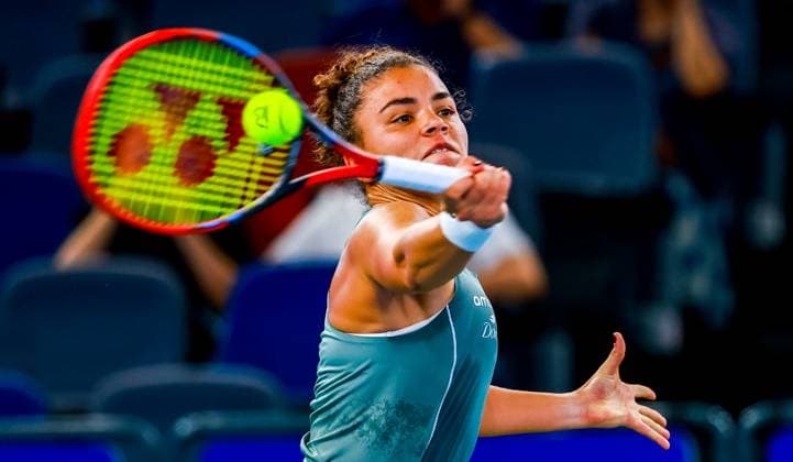 WUHAN, CHINA - OCTOBER 10: Jasmine Paolini of Italy competes in the Women s Singles Quarterfinal match against Iga Swiatek of Poland on day 7 of 2025 Wuhan Open at Optics Valley International Tennis Center on October 10, 2025 in Wuhan, Hubei Province of China.  Copyright: xChinaxNewsxServicex 111596380920