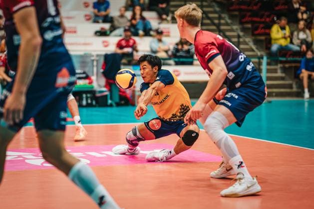 LigaCup 2025: SVG Lüneburg vs. FT 1844 Freiburg, 10.10.25 Sho Takahashi (SVG Lüneburg, 21) mit der Ballannahme; LigaCup 2025: SVG Lüneburg vs. FT 1844 Freiburg am 10.10.2025 in der Volksbank-Arena, Hildesheim Copyright: xBEAUTIFULxSPORTS Tonhäuserx