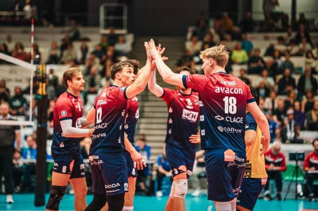 LigaCup 2025: SVG Lüneburg vs. FT 1844 Freiburg, 10.10.25 Santeri Välimaa (SVG Lüneburg, 12) und Axel Larsen (SVG Lüneburg, 18) klatschen sich ab; LigaCup 2025: SVG Lüneburg vs. FT 1844 Freiburg am 10.10.2025 in der Volksbank-Arena, Hildesheim Copyright: xBEAUTIFULxSPORTS Tonhäuserx