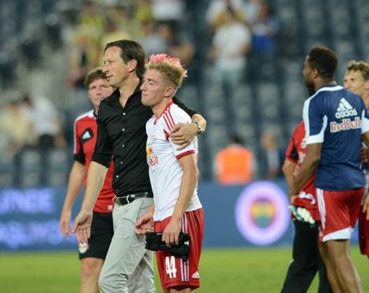 Fenerbahce 3 - 1 Red Bull Salzburg Fenerbahce of Turkey meets Red Bull Salzburg of Austria under UEFA Championship third qualifying round at Sukru Saracoglu Stadium in Istanbul Turkey. Coach of Red Bull Salzburg Roger Schmidt with players at the end of the match. Istanbul Istanbul. Editorial use only. Please get in touch for any other usage.  Copyright: x2025xAnadoluxMetinxPalax