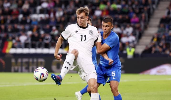 Deutschland - Griechenland U21, U 21 EM Qualifikation Jena, 10.10.2025, Ernst-Abbe-Sportfeld, Fußball, Länderspiel , U 21 Junioren EM-Qualifikation , Deutschland vs. Griechenland , Im Bild von links: Nelson Weiper ( 11, Deutschland), Christos Alexiou ( 5, Griechenland). , Nur für journalistische Zwecke! For editorial use only! DFB UEFA regulations prohibit any use of photographs as image sequences and or quasi-video. ,