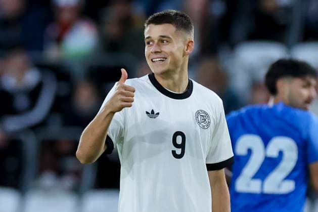 Nicolo Tresoldi (Germany) jubelt, UEFA Under21 Championship 2027 - Qualification Group F, Germany U21, U 21 vs Greece U21, ad hoc arena im Ernst-Abbe Sportfeld am 10. October 2025 in Jena, Deutschland. (Foto von Marco Steinbrenner DeFodi Images) Nicolo Tresoldi (Germany) cheers, UEFA Under21 Championship 2027 - Qualification Group F, Germany U21 vs Greece U21, ad hoc arena im Ernst-Abbe Sportfeld, October 10, 2025 in Jena, Germany. (Photo by Marco Steinbrenner DeFodi Images) Nicolo Tresoldi Germany cheers, UEFA Under21 Championship 2027 Qualification Group F, Germany U21 vs Greece U21, ad hoc arena at Ernst Abbe Sportfeld on October 10, 2025 in Jena, Germany Photo by Marco Steinbrenner DeFodi Images Nicolo Tresoldi Germany cheers, UEFA Under21 Championship 2027 Qualification Group F, Germany U21 vs Greece U21, ad hoc arena at Ernst Abbe Sportfeld, October 10, 2025 in Jena, Germany Photo by Marco Steinbrenner DeFodi Images