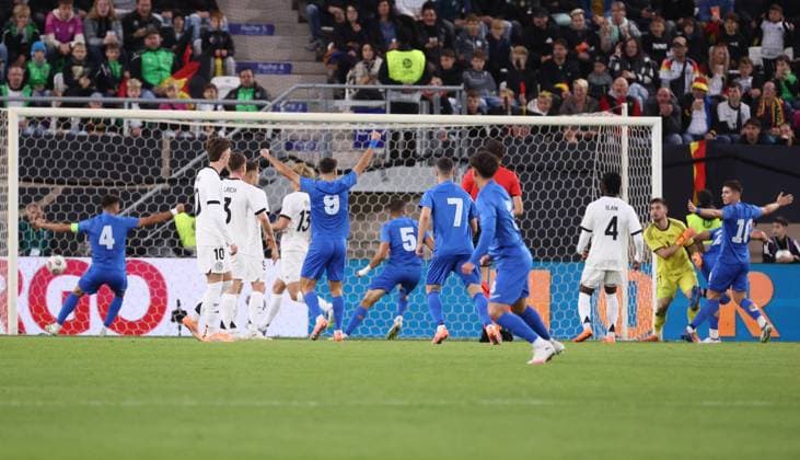 Deutschland - Griechenland U21, U 21 EM Qualifikation Jena, 10.10.2025, Ernst-Abbe-Sportfeld, Fußball, Länderspiel , U 21 Junioren EM-Qualifikation , Deutschland vs. Griechenland , Im Bild: Tor für Griechenland. Konstantinos Kostoulas ( 22, Griechenland) trifft zum 0:1. , Nur für journalistische Zwecke! For editorial use only! DFB UEFA regulations prohibit any use of photographs as image sequences and or quasi-video. ,