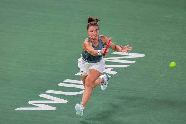 WUHAN, CHINA - OCTOBER 10: Jasmine Paolini of Italy competes in the Women s Singles Quarterfinal match against Iga Swiatek of Poland on day 7 of 2025 Wuhan Open at Optics Valley International Tennis Center on October 10, 2025 in Wuhan, Hubei Province of China.  Copyright: xVCGx 111596398601