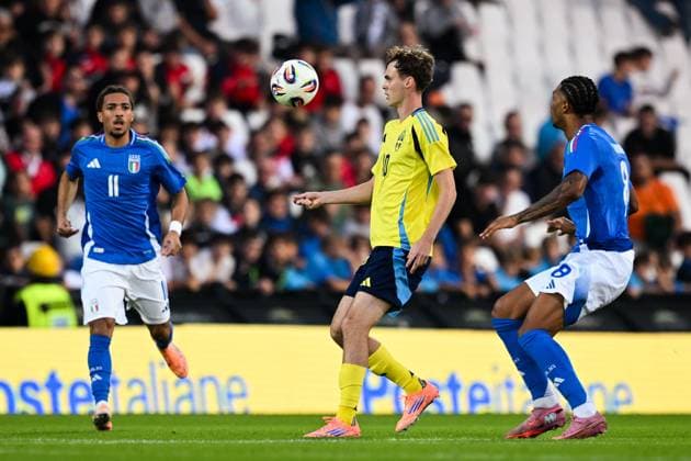 251010 Williot Swedberg of Sweden and Cher Ndour of Italy during the UEFA Under-21 qualifier football match between Italy and Sweden on October 10, 2025 in Cesena. Photo: Matteo Gribaudi BILDBYRAN kod XY XY0079 fotboll football soccer fotball U21, U 21 em em uefa under 21 championship European Championship, EM, Europameisterschaft italien italy italia sverige sweden bbeng Copyright: MatteoxGribaudi BB251010BB460