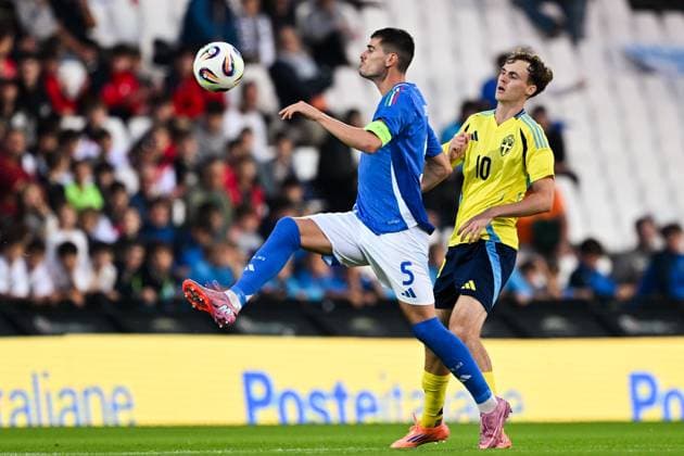 251010 Luca Lipani of Italy and Williot Swedberg of Sweden during the UEFA Under-21 qualifier football match between Italy and Sweden on October 10, 2025 in Cesena. Photo: Matteo Gribaudi BILDBYRAN kod XY XY0079 fotboll football soccer fotball U21, U 21 em em uefa under 21 championship European Championship, EM, Europameisterschaft italien italy italia sverige sweden bbeng Copyright: MatteoxGribaudi BB251010BB461