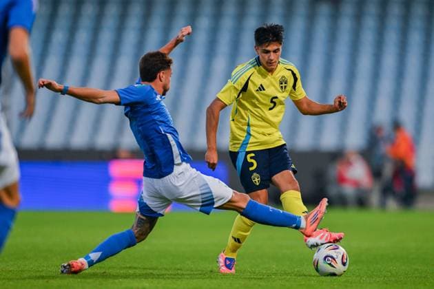 251010 Luigi Cherubini of Italy and Matteo Perez Vinlöf of Sweden during the UEFA Under-21 qualifier football match between Italy and Sweden on October 10, 2025 in Cesena. Photo: Matteo Gribaudi BILDBYRAN kod XY XY0079 fotboll football soccer fotball U21, U 21 em em uefa under 21 championship European Championship, EM, Europameisterschaft italien italy italia sverige sweden bbeng Copyright: MatteoxGribaudi BB251010BB465