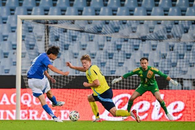251010 Niccolo Pisilli of Italy scores the 1-0 goal against Nils Zätterström and goalkeeper Elis Bishesari of Sweden during the UEFA Under-21 qualifier football match between Italy and Sweden on October 10, 2025 in Cesena. Photo: Matteo Gribaudi BILDBYRAN kod XY XY0079 fotboll football soccer fotball U21, U 21 em em uefa under 21 championship European Championship, EM, Europameisterschaft italien italy italia sverige sweden bbeng Copyright: MatteoxGribaudi BB251010BB467
