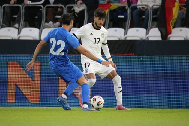 10.10.2025, xmohx, Fussball U 21 EM Qualifikation, Deutschland - Griechenland v.l. Konstantinos Kostoulas (Griechenland U21, U 21 Muhammed Damar (Deutsche Fussball Nationalmannschaft DFB U21) Zweikampf, Aktion, action, battle for the ball (DFL DFB REGULATIONS PROHIBIT ANY USE OF PHOTOGRAPHS as IMAGE SEQUENCES and or QUASI-VIDEO) Jena