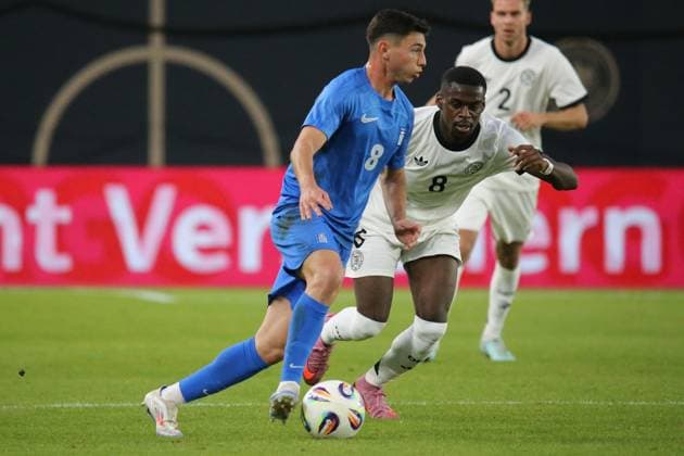 10.10.2025, xmohx, Fussball U 21 EM Qualifikation, Deutschland - Griechenland v.l. Konstantinos Gkoumas (Griechenland U21, U 21 Noel Aseko (Deutsche Fussball Nationalmannschaft DFB U21) Zweikampf, Aktion, action, battle for the ball (DFL DFB REGULATIONS PROHIBIT ANY USE OF PHOTOGRAPHS as IMAGE SEQUENCES and or QUASI-VIDEO) Jena