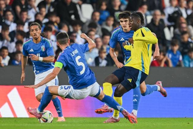 251010 Alieu Njie of Sweden and Luca Lipani of Italy during the UEFA Under-21 qualifier football match between Italy and Sweden on October 10, 2025 in Cesena. Photo: Matteo Gribaudi BILDBYRAN kod XY XY0079 fotboll football soccer fotball U21, U 21 em em uefa under 21 championship European Championship, EM, Europameisterschaft italien italy italia sverige sweden bbeng Copyright: MatteoxGribaudi BB251010BB469
