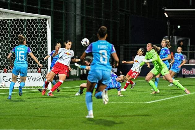 Fußball I Frauen I Saison 2025-2026 I Bundesliga I 6. Spieltag I RB Leipzig - SGS Essen I 10.10.2025 Giovanna Hoffmann (7, Rasenballsport Leipzig) (3.v.l.) kommt zum Abschluss und erzielt das Tor zum 1:0. Leipzig RB Trainingszentrum, Cottaweg 7 Sachsen Deutschland Copyright: xLobeca InesxHähnelx