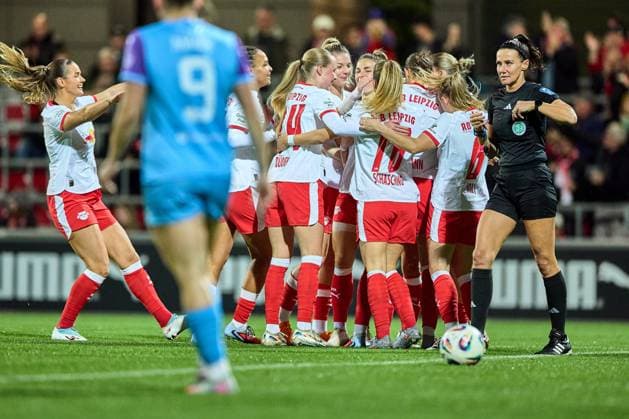 10.10.2025, GER, Frauenfußball, BL, 2025 2026, RB Leipzig - SGS Essen Mannschaft, RB Leipzig, Jubel nach 1:0 Leipzig Trainingszentrum der Roten Bulle Sachsen Deutschland